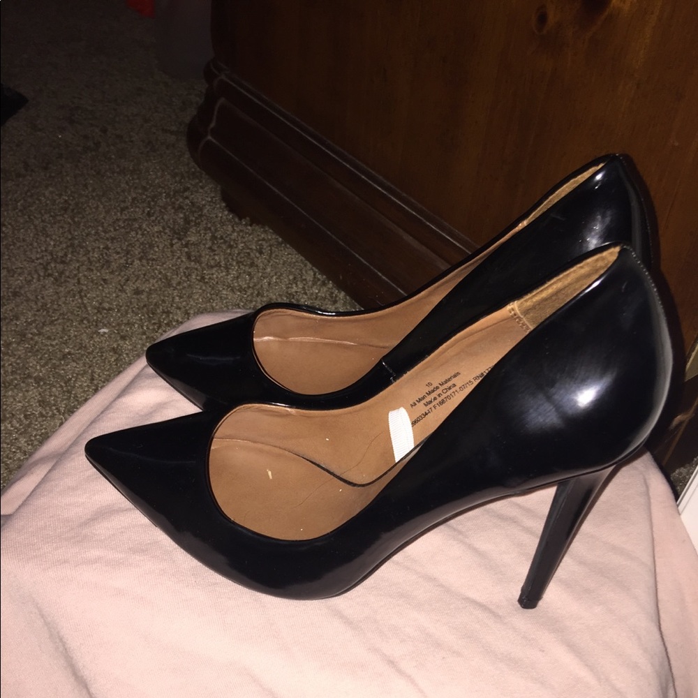 Black point toe heels